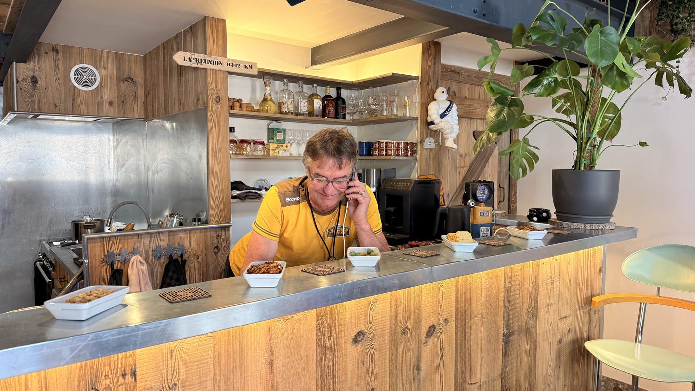 Le comptoir en zinc du Schopf, boiseries et étagères de bouteilles